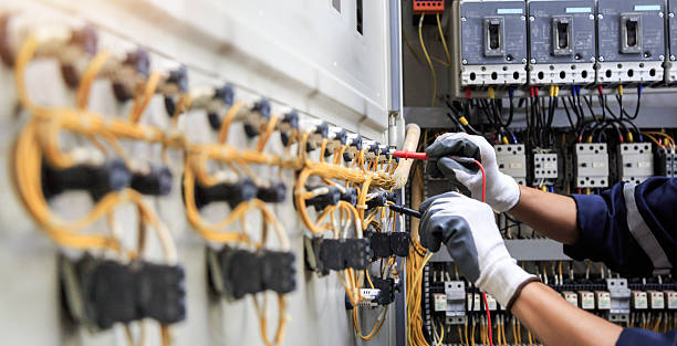 Professional Electrician technician working in Havana, IL